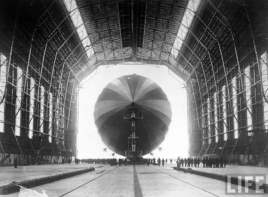 Граф Цеппелин (LZ-127) в новом гигантском ангаре для дирижаблей.
 Франкфукт, Германия, 1936. Источник: LIFE.