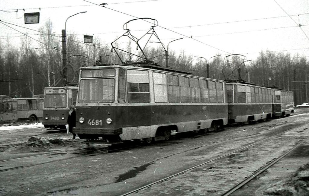 "Тройник" из вагонов ЛМ68М на маршруте 46. Автор Шуршик с сайта https://transphoto.org/ 
