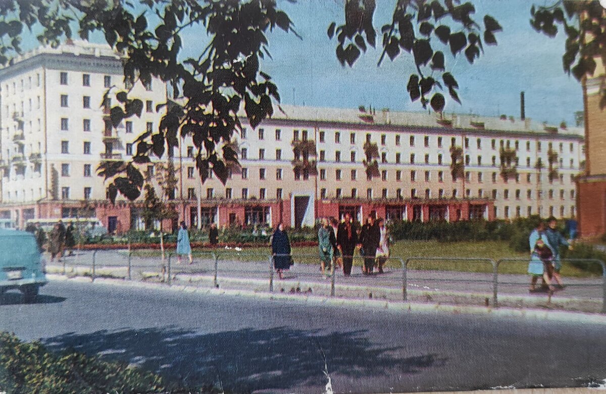 В этом доме на площади Советов был гастроном "Сотый". Рядом с ним располагались молочный и пельменная, А со двора принимали стеклотару. Фото Н. Калинина из набора открыток "Барнаул" 1969 года.