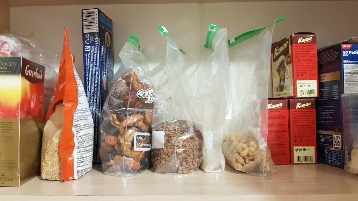 Вот так аккуратно все выглядит. Видно, сколько чего осталось. Очень удобно открывать и насыпать.  