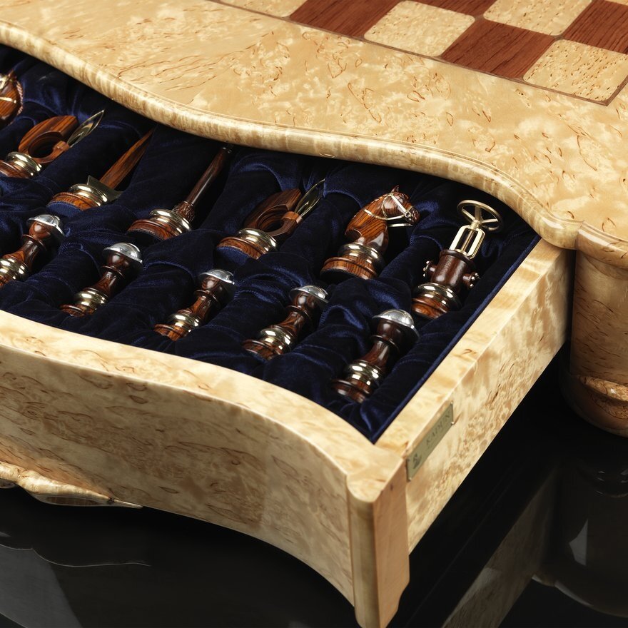 Шахматы "Зенит и Газпром" для ФК "Зенит". Фото с сайта: kadun.ru