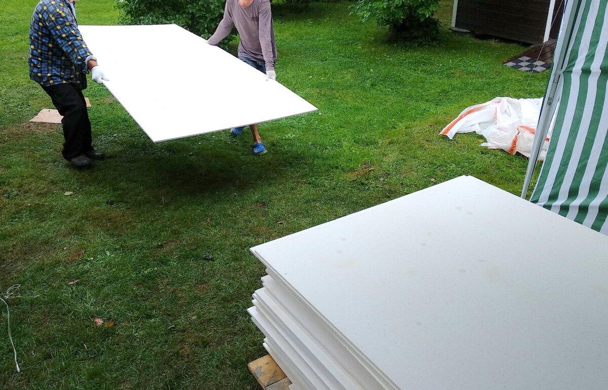 Фото автора: август 2018, муж и свёкр разгружают машину своими силами.