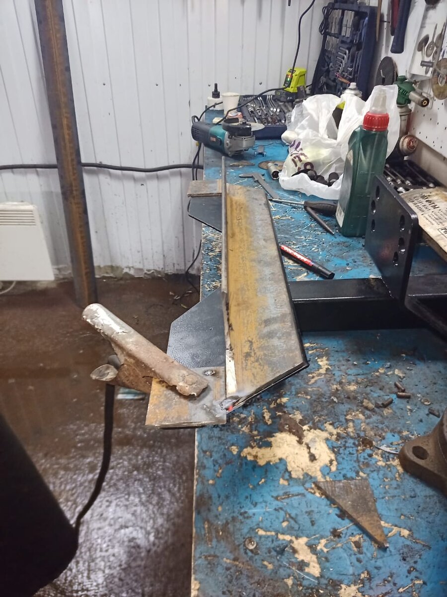 Стальной 73-й уголок.