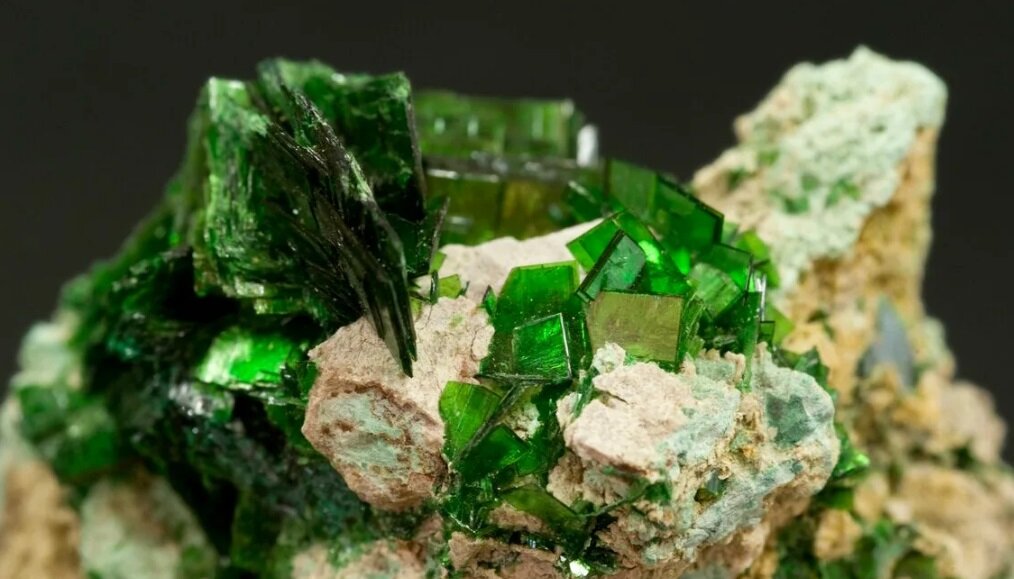 Красивые кристаллы таят в себе опасность - радиацию.