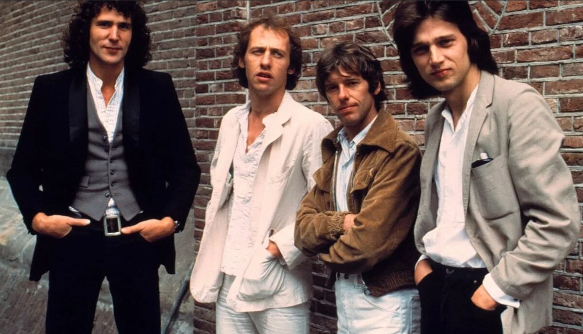 Dire Straits в 80-е годы. Марк Нопфлер, автор этой и абсолютного большинства других песен группы – второй слева.