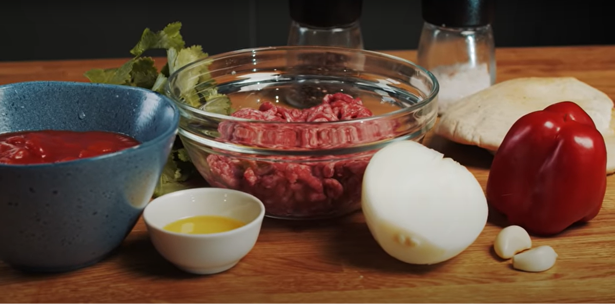 Пита с фаршем и овощами