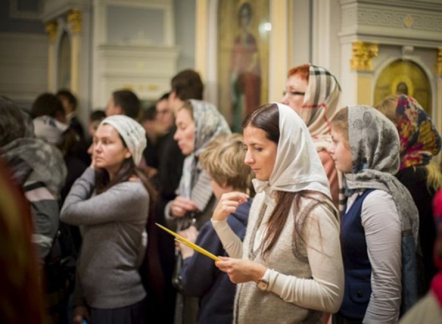 Ходить ли в церковь. Православные прихожане. Люди в церкви. Православные люди. Прихожане в храме.