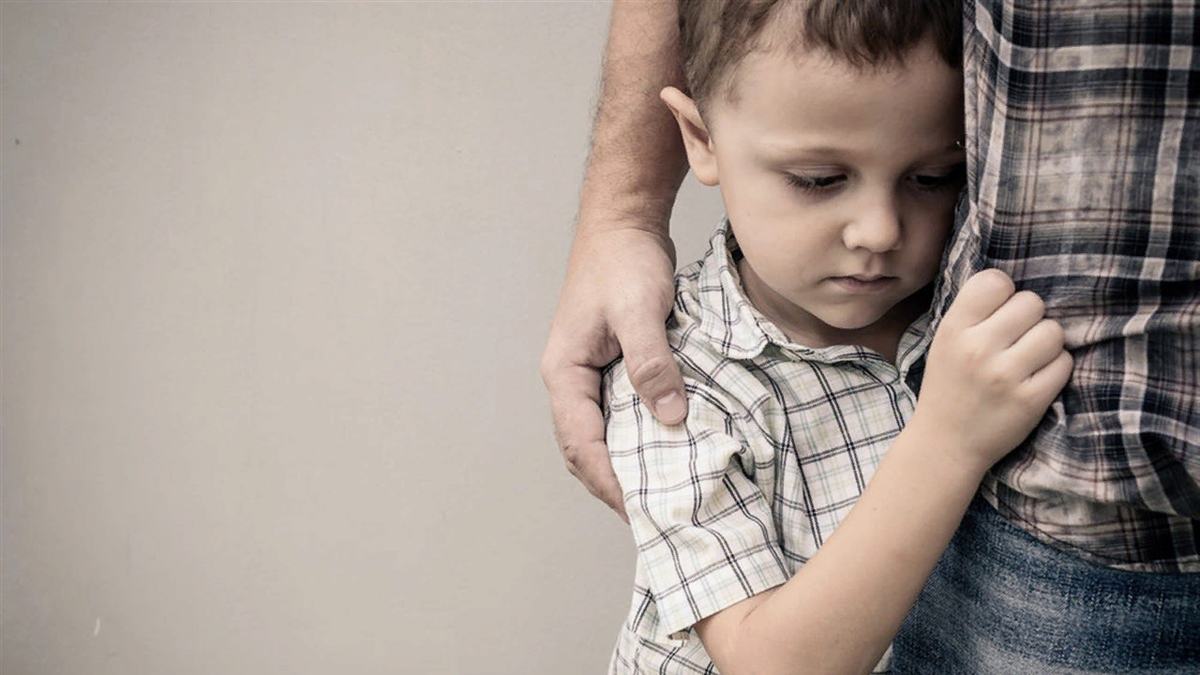 Явился блудный муж и выставляет нас с сыном на улицу.