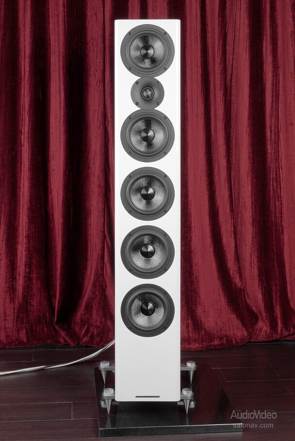 Новый флагман в 500-й серии от известного британского производителя не мог не привлечь нашего внимания. Все шесть излучателей — из углеродного волокна, включая твитер, и такая идентичность обещает очень интересный результат. 