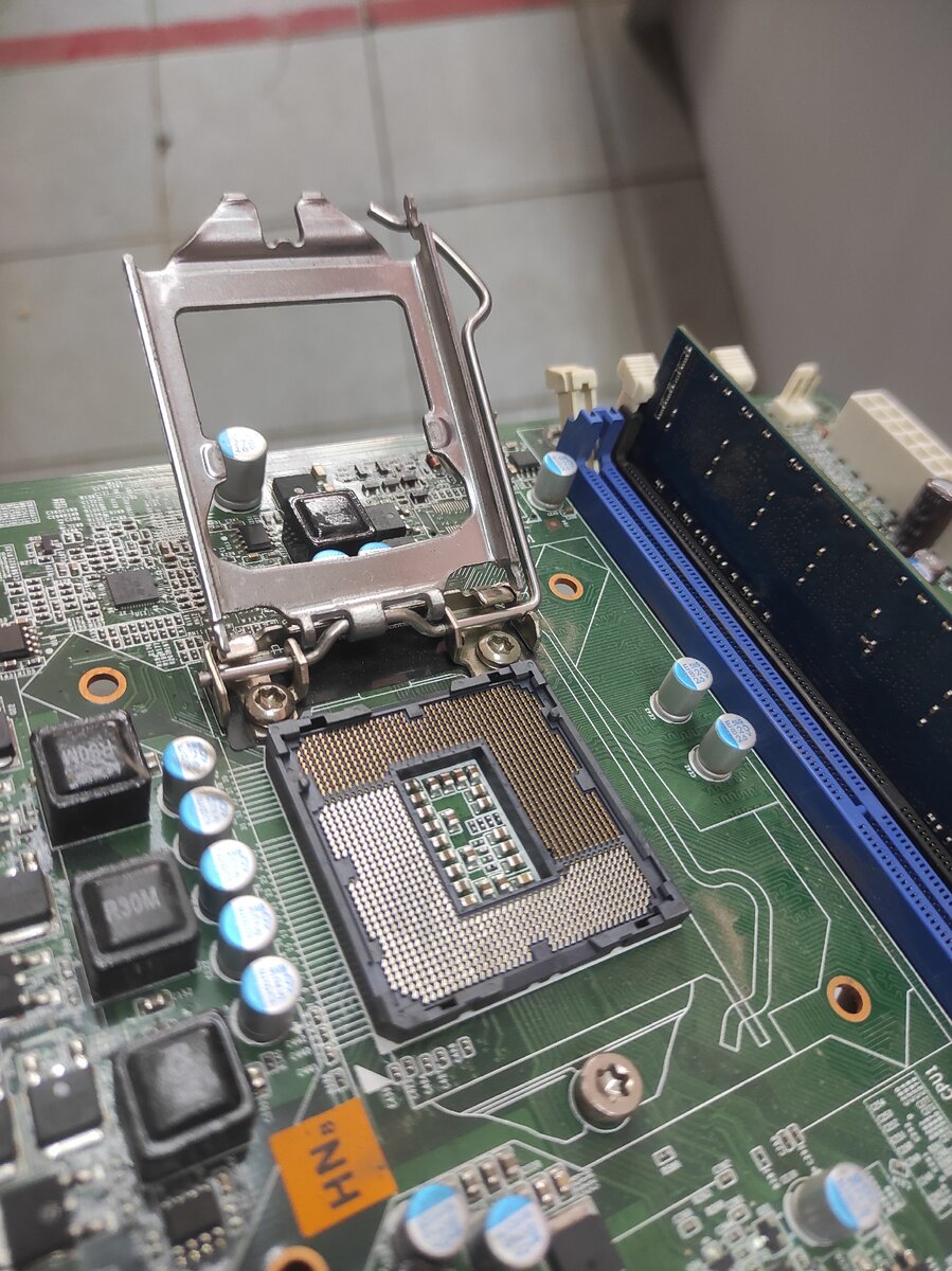 На фото LGA 1155