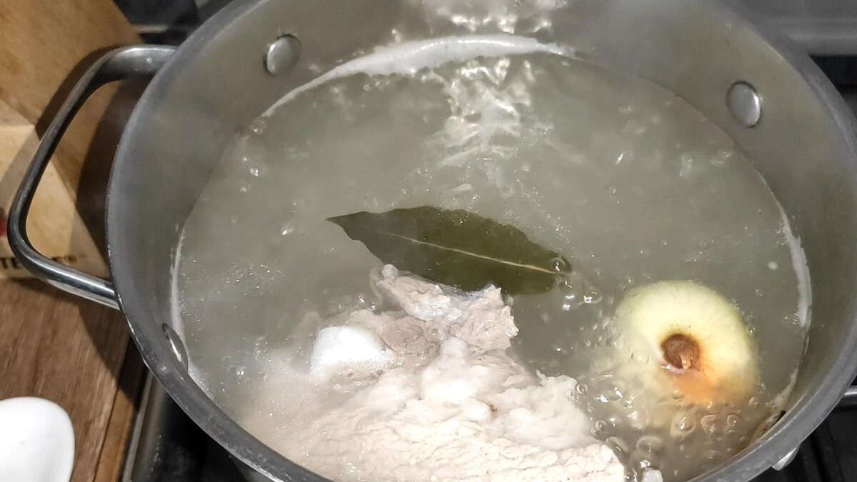 1.5 л воды, о.5 кг мяса любого и варим бульон 30 минут