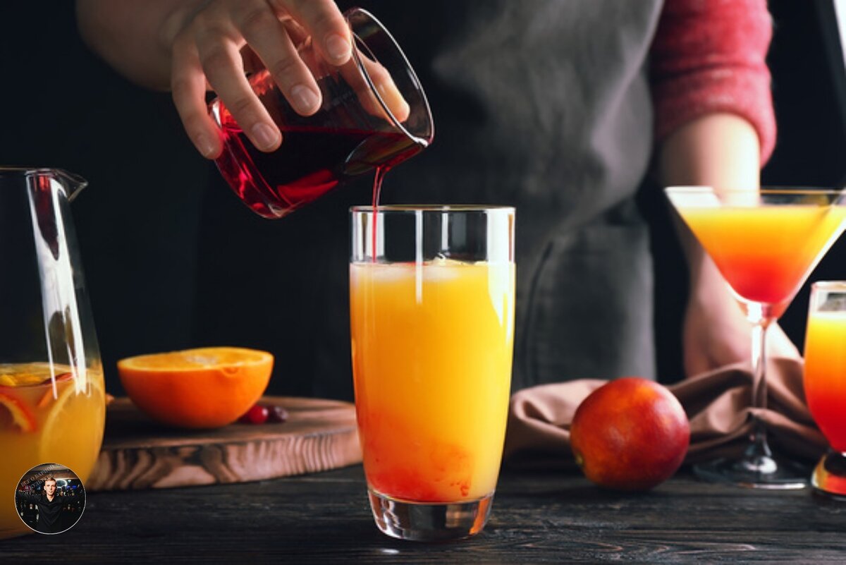 История коктейля «Текила санрайз» неоднозначна, и сказать с точностью год создания этого напитка и его автора никак нельзя. Говорят, что напиток этот был создан неподалеку от мексиканского города Тихуана в отеле «Агуа Кальенте». Именно этот отель был специально открыт для американских гостей во времена «сухого закона» США, и именно в этом отеле название напитка было обнаружено в местных буклетах.