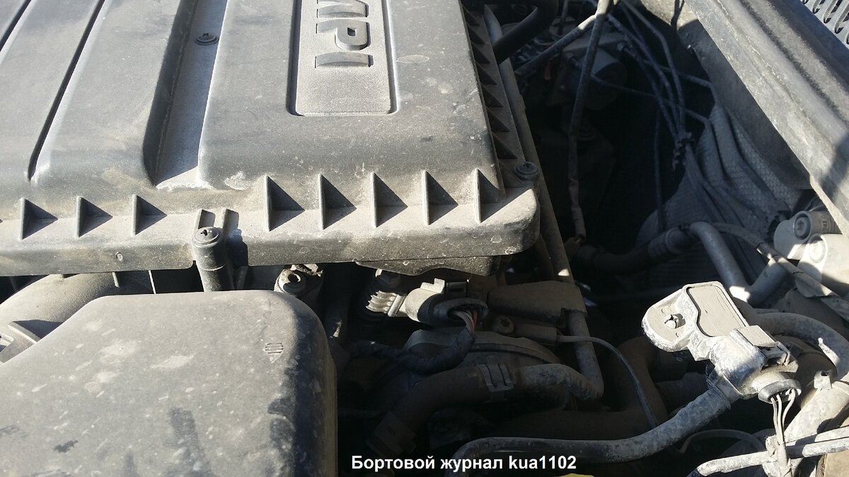 Вид с водительской стороны на моторный отсек автомобиля. Автор фотографии kua1102