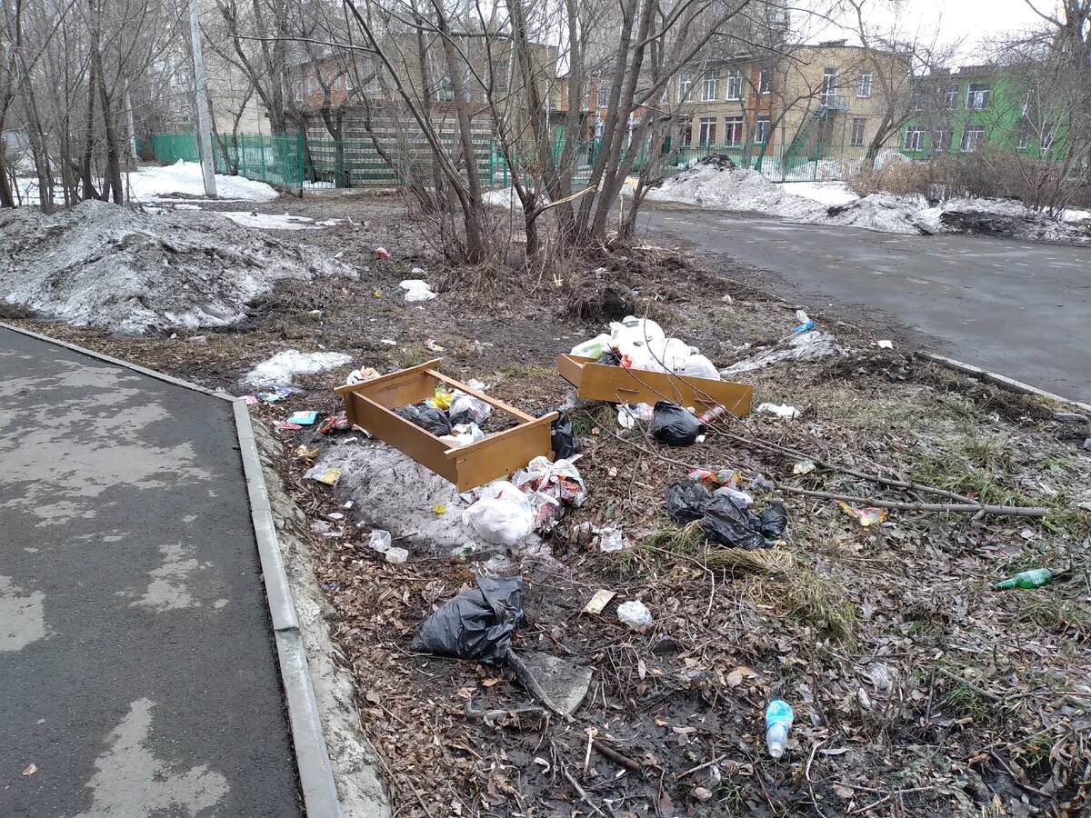 Снег сошел - вылезли кучи мусора на газонах. 