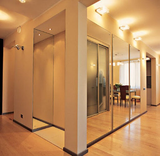 Большое зеркало с подсветкой.