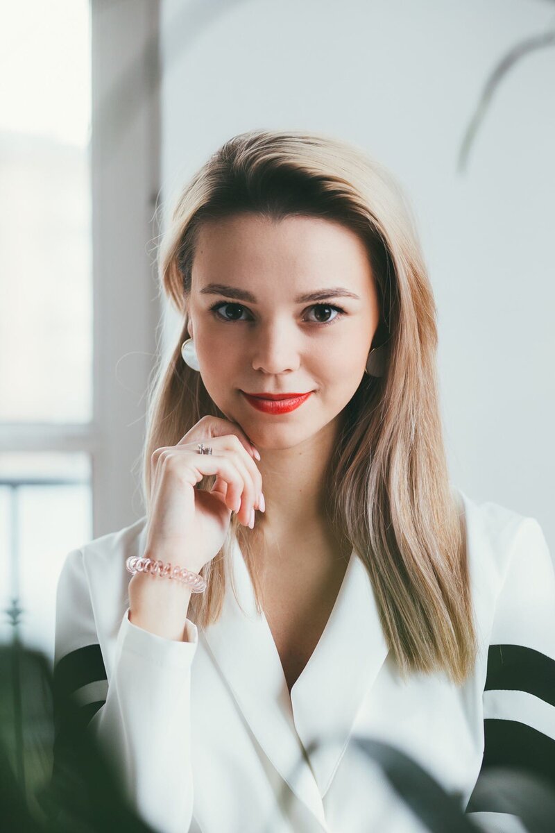Мария Дегас :) Она расскажет тебе все о карьере и поступлении. Inst: ege_hack_vvuz