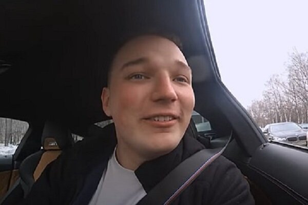 Эдвард Бил за рулём премиального авто. Фото из открытых источников сети интернет.