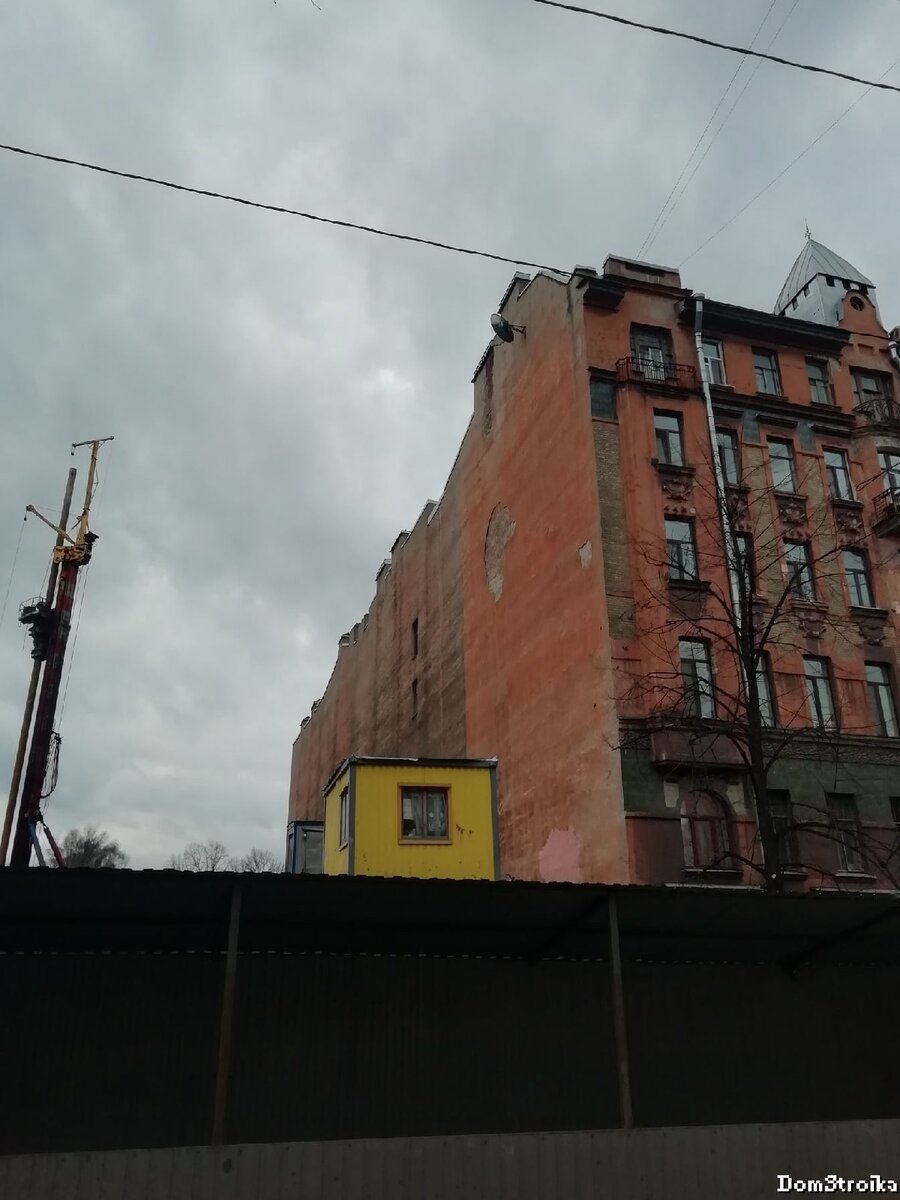 Рядом с домом Чубакова ведется строительство.