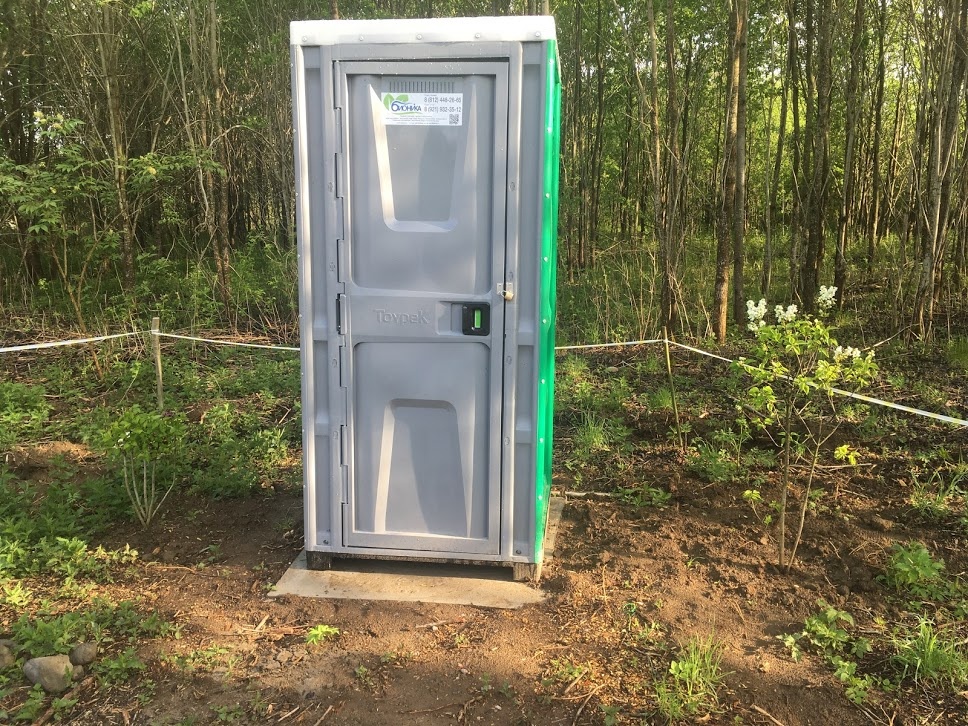 Вот такой вышел элемент комфорта. На бетонной площадке и с сиренью по сторонам.