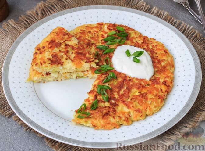 капуста белокочанная, кукуруза консервированная, яйца, мука, сметана, масло растительное, соль, перец
