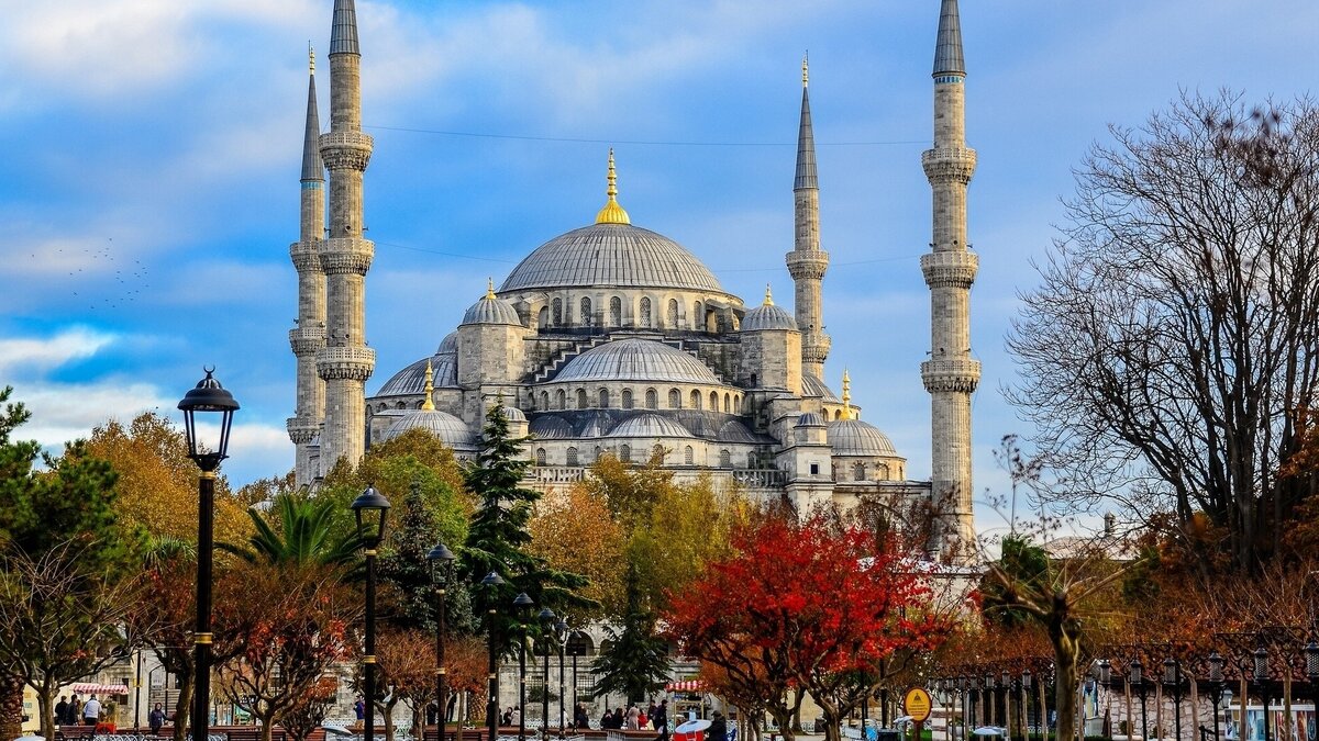 Источник https://get.wallhere.com/photo/trees-city-cityscape-architecture-building-Istanbul-Turkey-mosque-Blue-Mosque-Sultan-Ahmed-Mosque-church-Islamic-architecture-cathedral-Islam-spire-landmark-historic-site-place-of-worship-725942.jpg