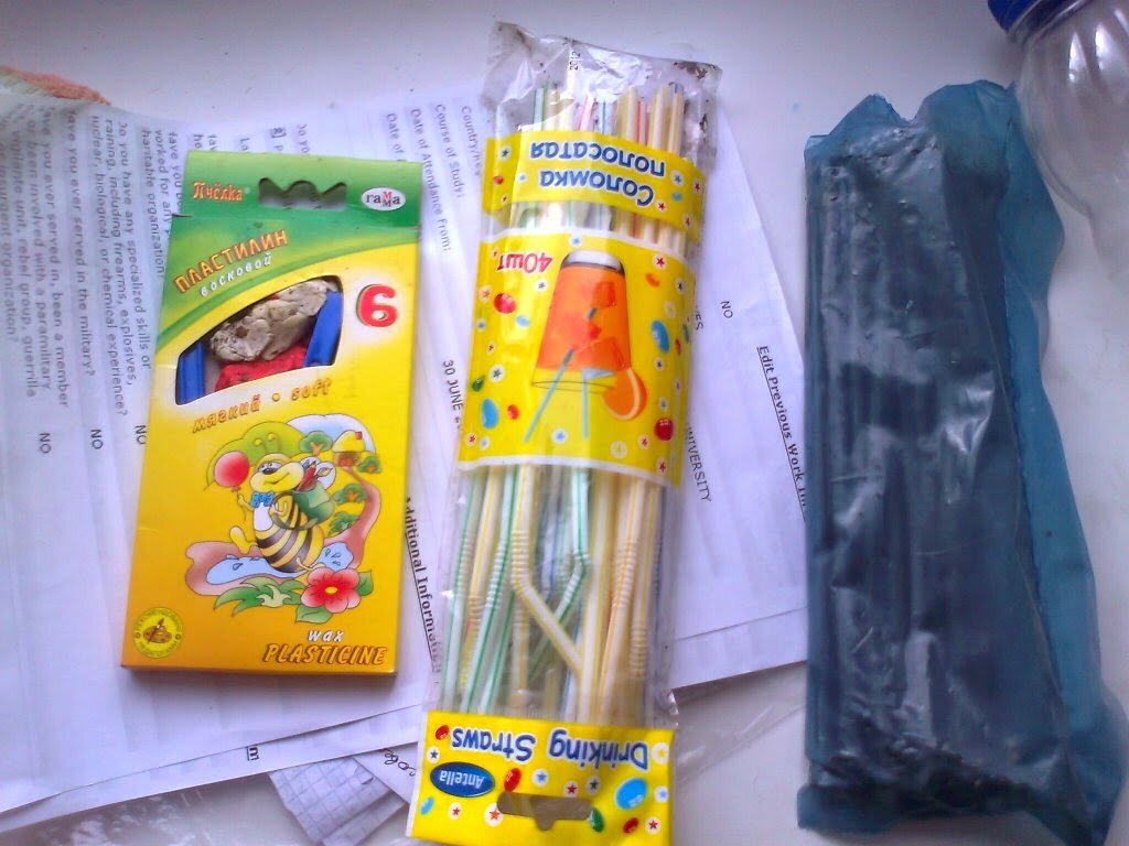 Березовый сок  очень полезен для здоровья. Он богат сахарами и другими элементами, которые очень необходимы весной. Этот сок течет всего один раз в году. Для его сбора надо только подгадать момент, когда березы просыпаются. 

   Сбор березового сока Как это время определяю я? Вижу, снег сошел, и пытаюсь в городе надломать конец веточки березы. Если сок есть, то через некоторое время он начнет капать. Предвестники сока - это весной неделя без ночных заморозков. 

Когда сок пошел, тогда идем в лес и набираем. 

Как это делаю я. 
 
   Беру с собою восковой пластилин  (обычный не подойдет, на упаковке должно быть написано восковой), соломку для коктейлей, гвозди 20 см, плоскогубцы. Все, больше ничего не надо.