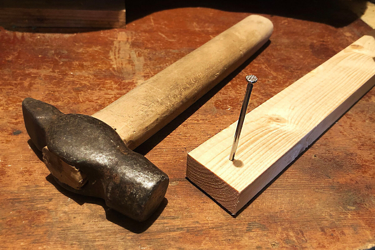 Как ровно забить гвоздь?