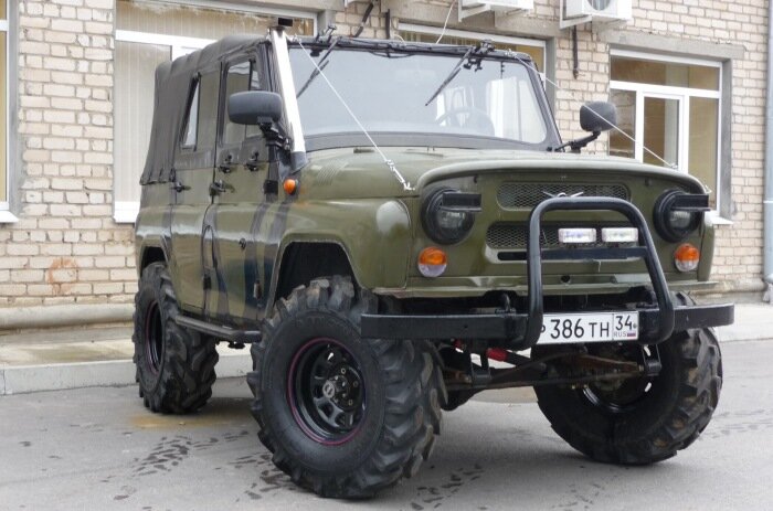 Зачем на фары устанавливают специальные крышки, ухудшающие освещение