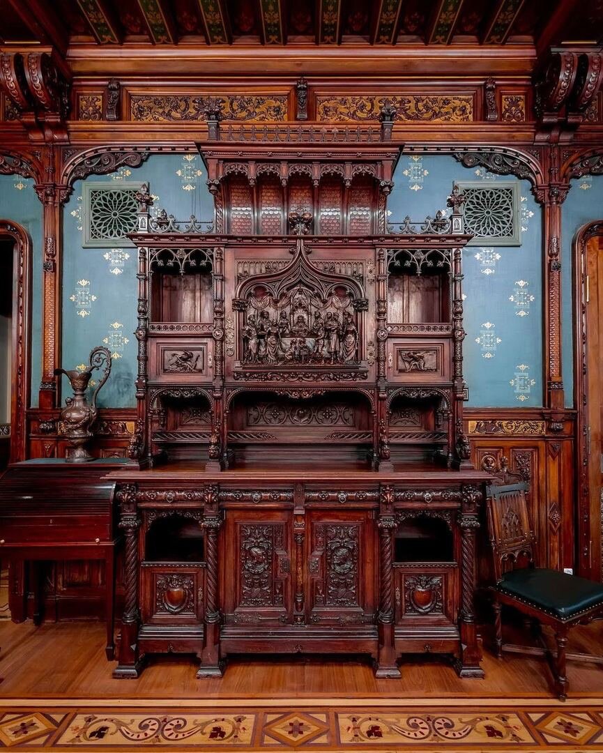 Комнату украшают витражи и камин, посвящённые событиям из жизни французских королей: на старинной печи изображена сцена рыцарского турнира в честь помолвки дочери Генриха II, а витражи иллюстрируют явление Филиппу IV оленя с крестом между рогами во время охоты.