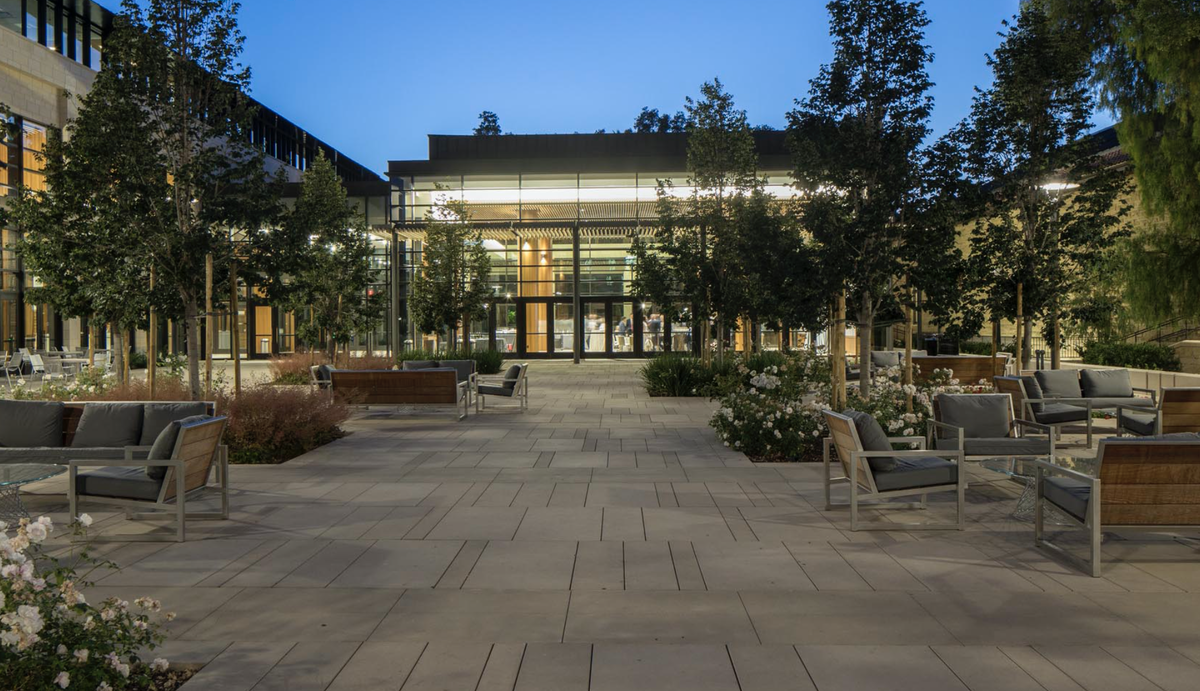 В дизайне используется палитра растений Калифорнии в качестве основы. При реконструкции основное внимание уделялось не пересмотру старого, а, скорее, воссозданию первоначального видения кампуса создателями, но с веянием XXI века.