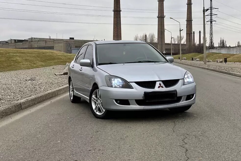 Митсубиси Лансер.