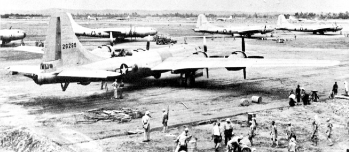 B-29 в Чэнду, Китай, готовятся взлететь, чтобы бомбить Явату 15 июня 1944 года, то стало первым ударом по японской метрополии после рейда Дулиттла 1942 года. Миссию сопровождали 11 военных корреспондентов. (USAAF)