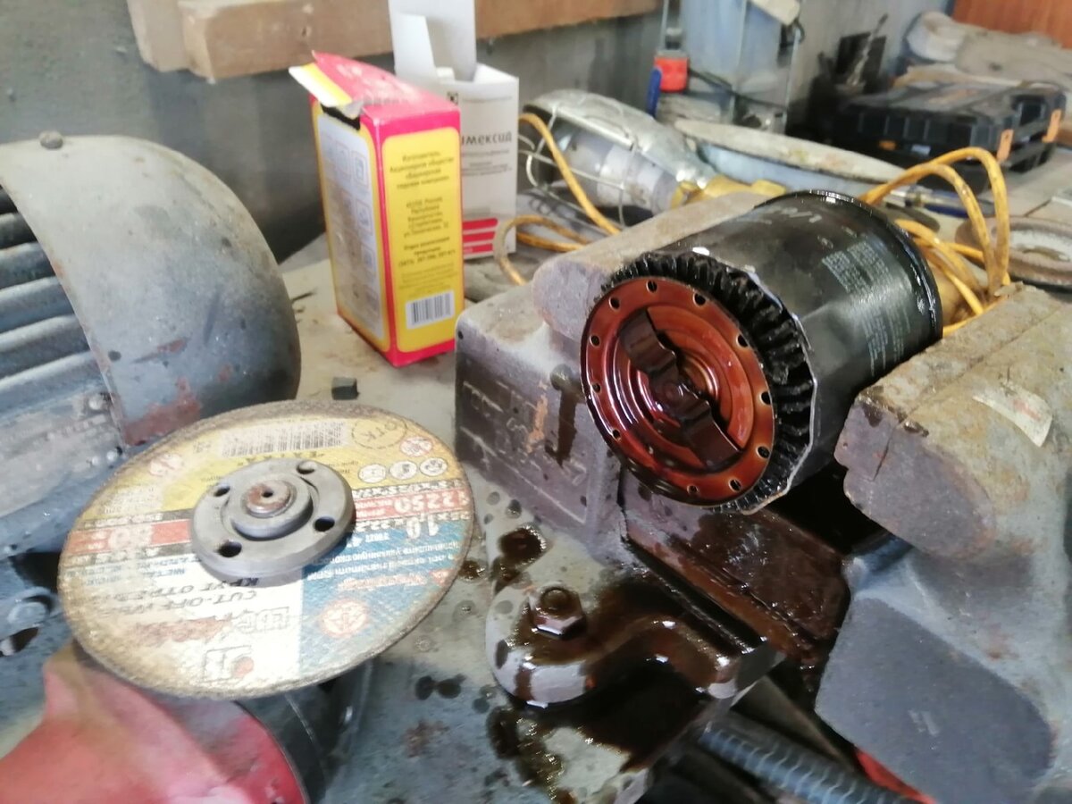 Друг доливал много масла в ДВС и поэтому не менял его и фильтр,заменили ему фильтр после 45тыс.км пробега,разрезал и сделал фото