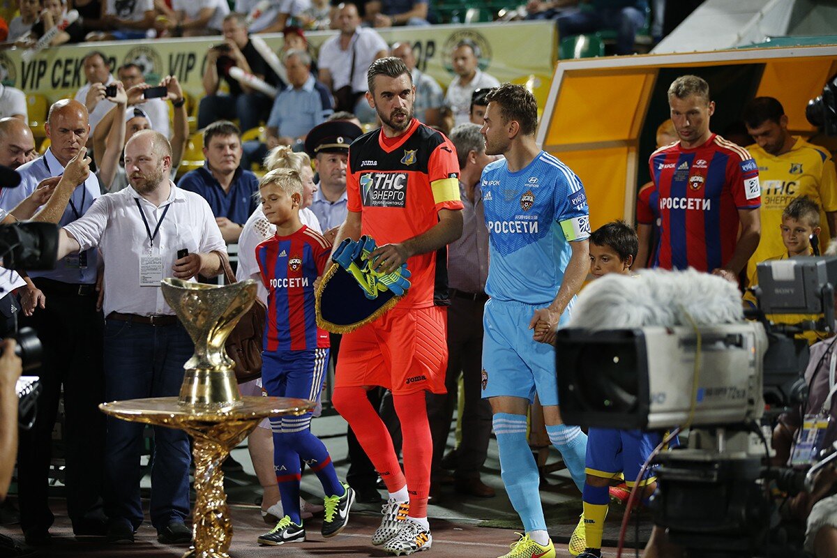 Суперкубок 2014/15. ЦСКА (Москва) – Ростов 3-1. Капитаны команд – Стипе Плетикоса и Игорь Акинфеев.