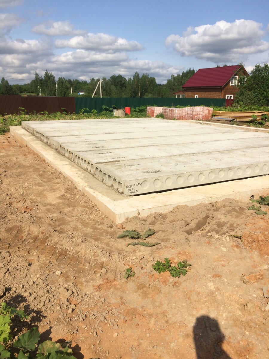Пустотелые плиты ПК 63-12 .Уложены на ленточный фундамент.