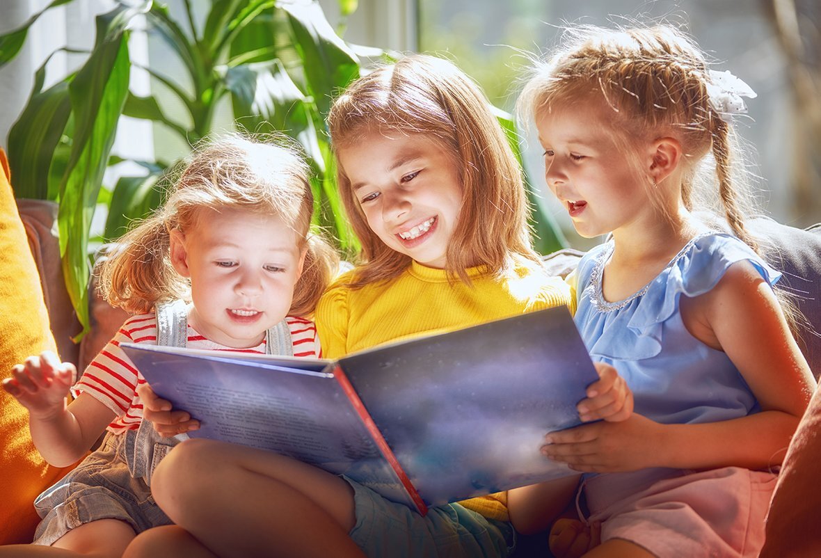 Дети читают книги Full HD