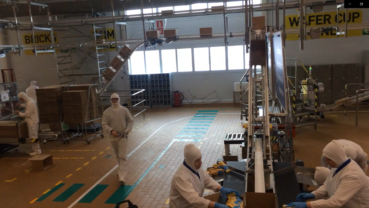 Цех упаковки мороженого После внедрения автоматизации подачи картонных коробов