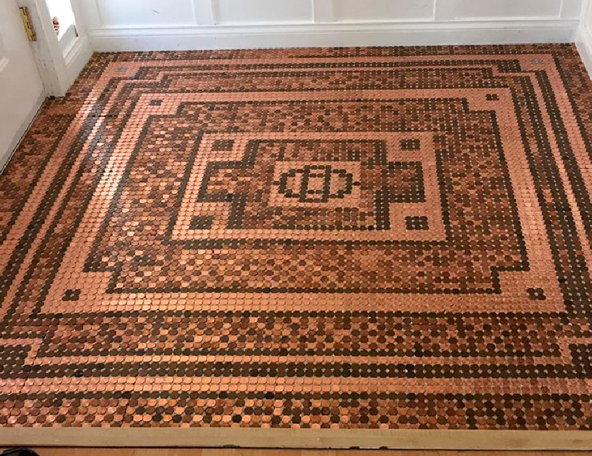 Отделка поверхности пола металлическими монетами