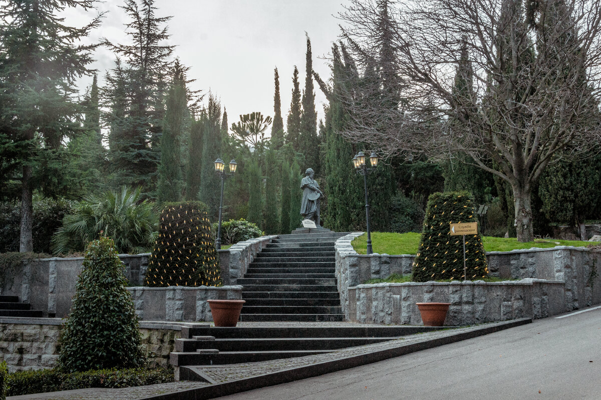 Памятник Айвазовскому у главного входа