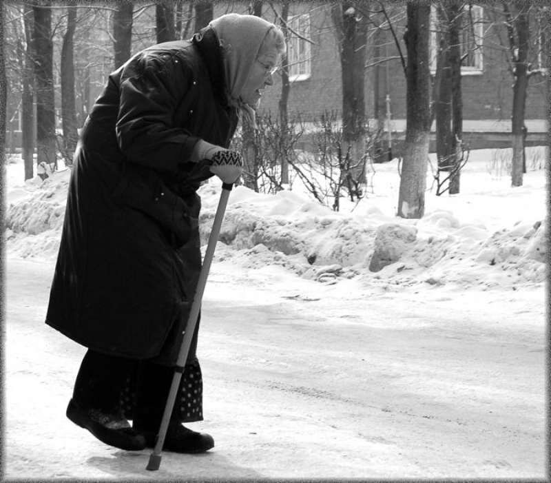 Старики ходят. Старушка с палочкой. Бабушка с палочкой. Сгорбленная бабушка. Сгорбленная старушка с палочкой.