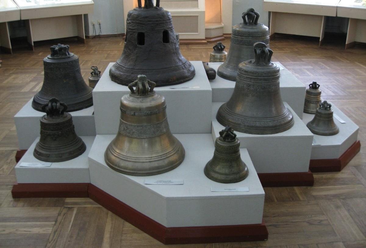 В нем же. очень много сувенирной продукции.