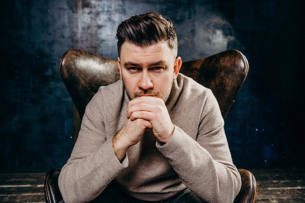 Дмитрий Глуховский - автор постапокалиптических романов «Метро 2033» и «Метро 2034», романов-антиутопий «Метро 2035» и «Будущее», реалистического романа «Текст» и мистического романа «Сумерки», сборника «Рассказы о Родине». Создатель книжной серии «Вселенная Метро 2033».