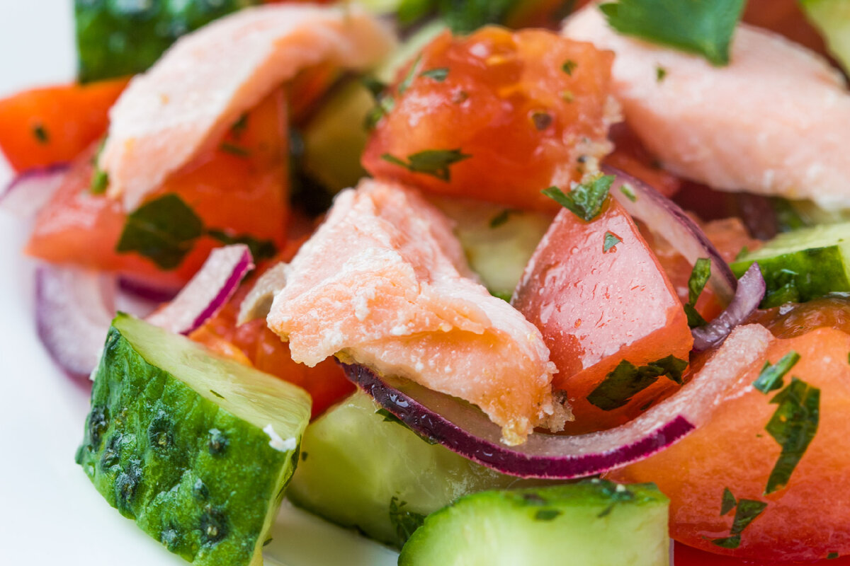 Простой салат с красной рыбой и огурцом