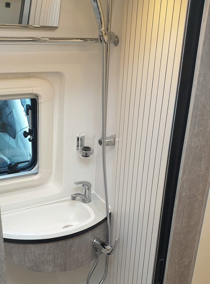 Никто не додумался, а вот англичане сделали удобный автодом в фургоне ...