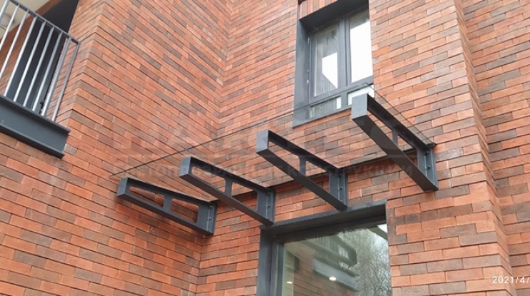 Стеклянный козырек на консолях