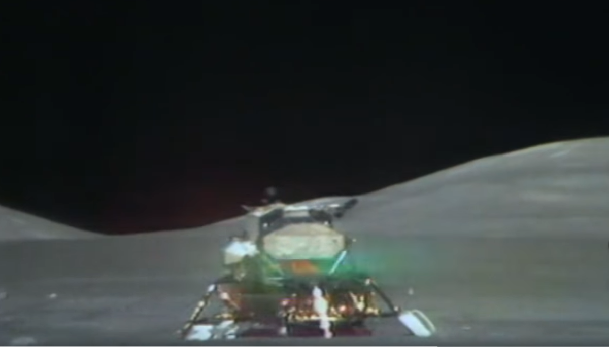 Старт лунного модуля. Двигатель уже запущен, а фольга теплоизоляции ещё не разлетается. Кадр из трансляции.