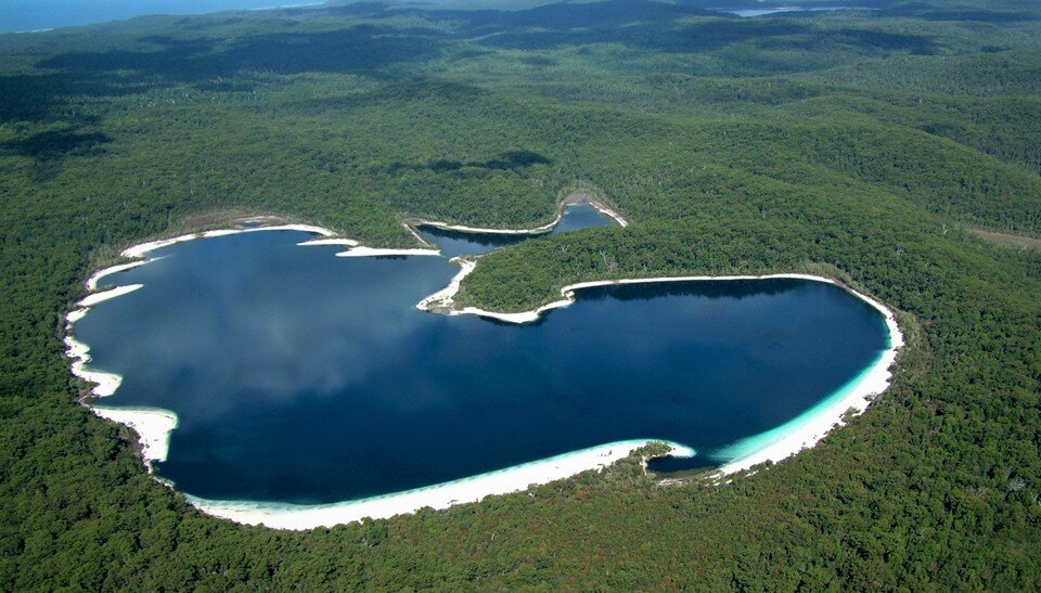 Самое пресноводное озеро в европе. Остров Фрейзер Австралия. Озеро Маккензи Австралия. Озеро Фрейзер Австралия. Остров Фрейзер висячие озера.