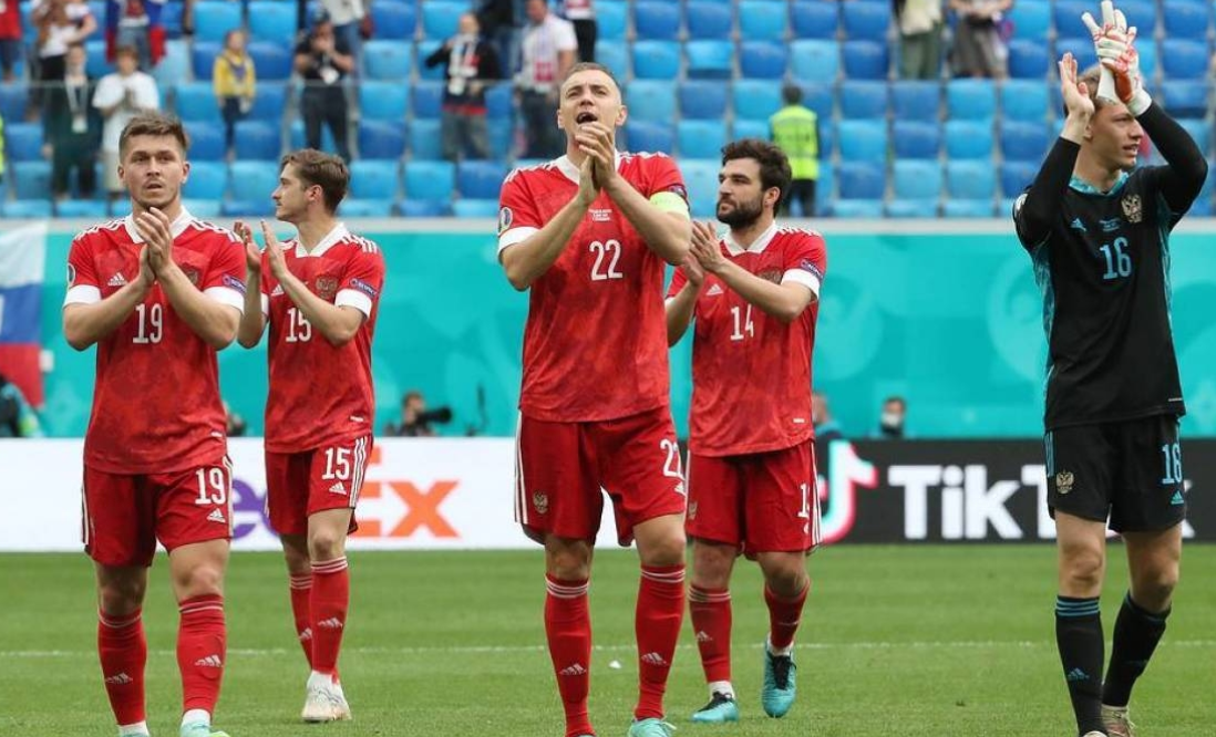 Сборная России отмечает победу над Финляндией.