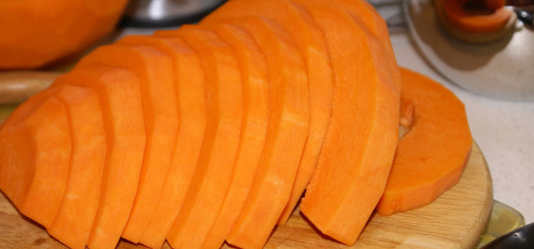 режем тыкву на тонкие пластины