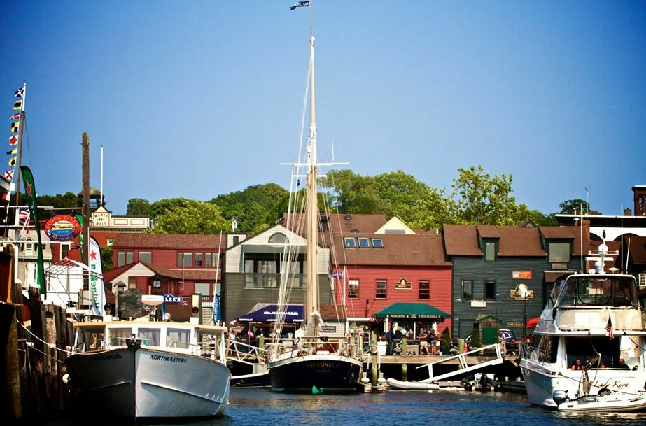 Источник: https://i2.wp.com/whatsupnewp.com/wp-content/uploads/2015/10/bowens-wharf-newport-ri.jpg?w=960&ssl=1